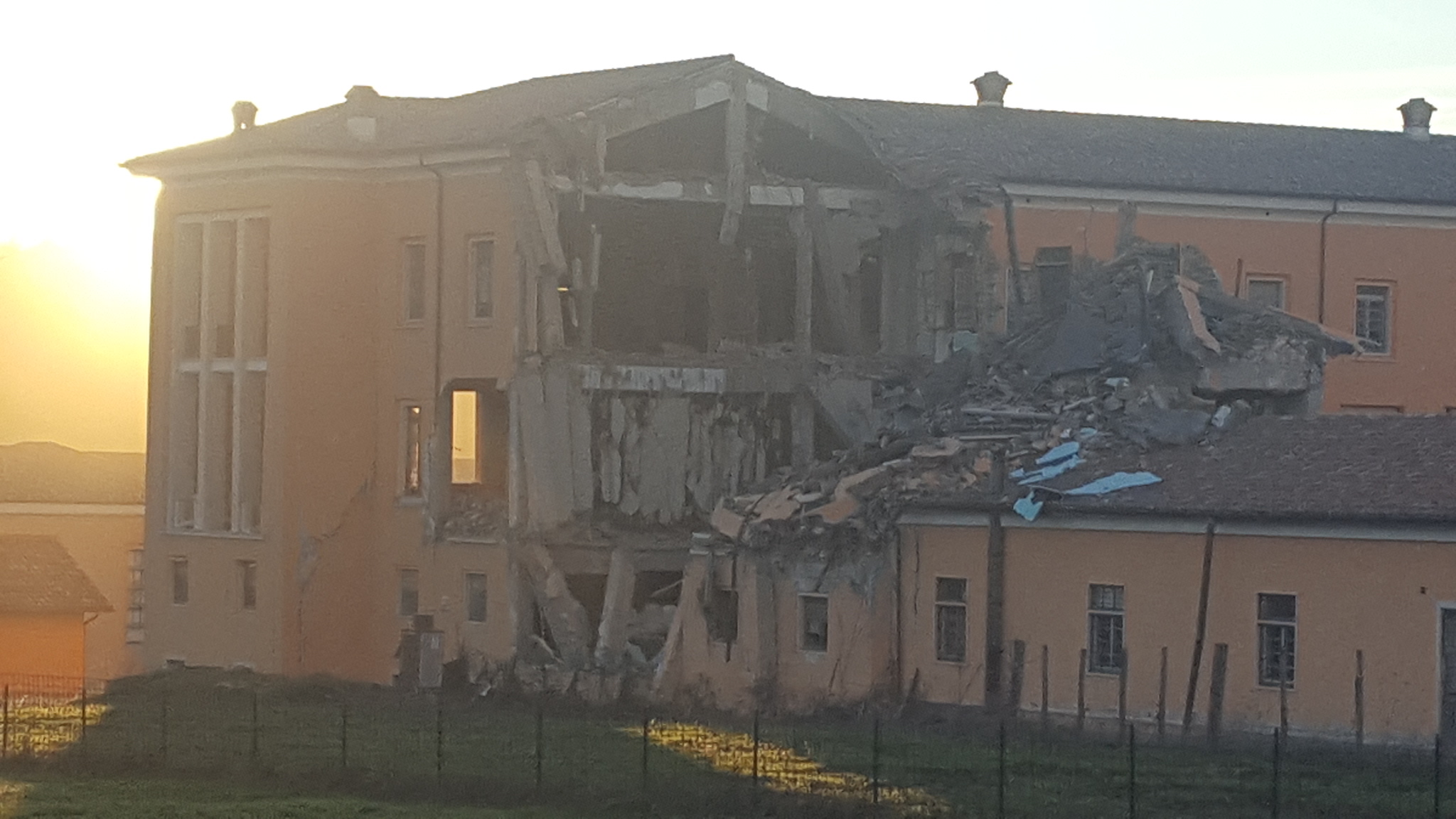 Sisma Marche, crollo edificio